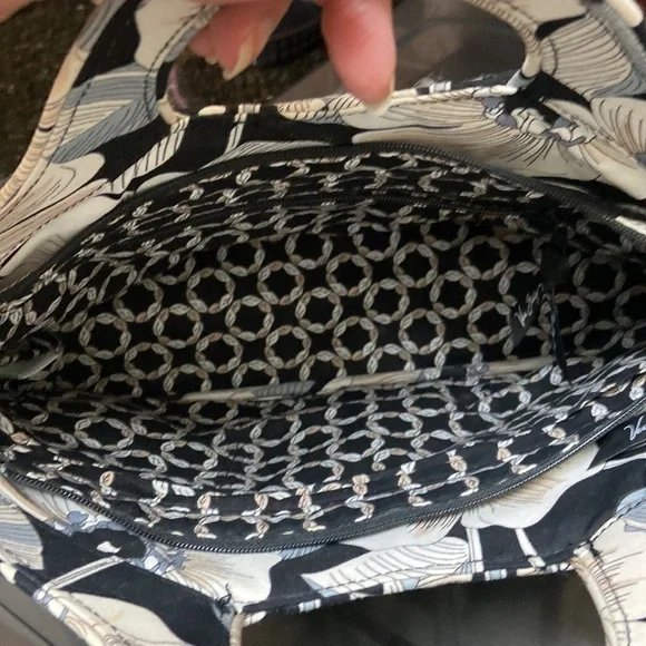 VERA Bradley floral blues whites and blacks handbag zip closure - Picture 3 of 6